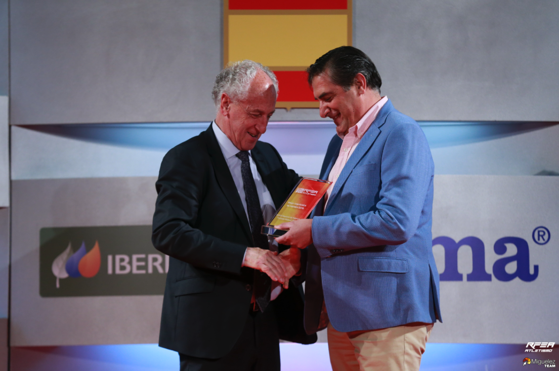 Paco Borao recibe los premios al mejor medio maratón y maratón de España